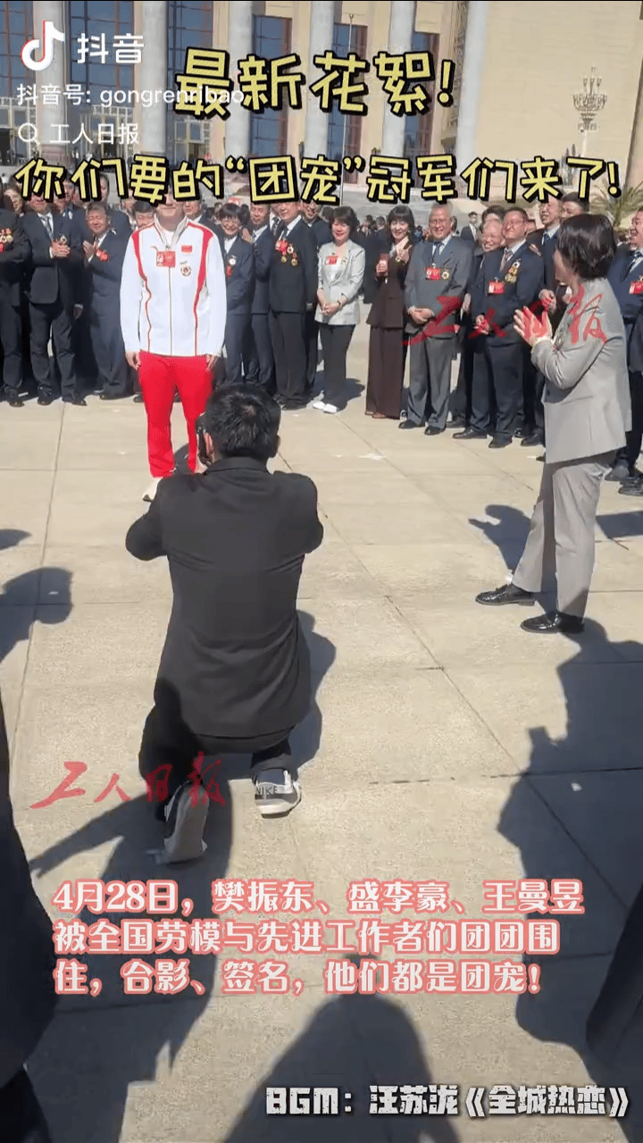 大型团宠哄孩子现场。有没有点像过年的时候，在家长的要求下，给亲朋好友表演节目