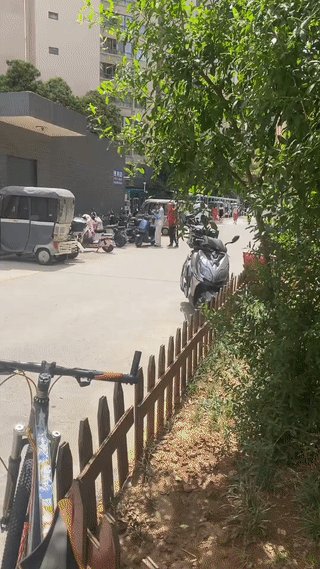 大爷的迷惑行为，把小哥给整懵了？刚开始我还以为他在偷小哥的钱包呢？结果竟然是