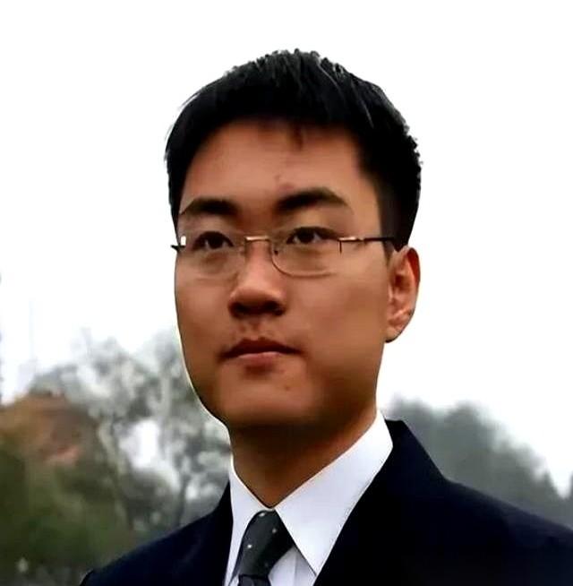 刚刷到一则动态，英伟达的黄仁勋甩出数亿美元，连人带公司打包，把两个清华毕业的AI
