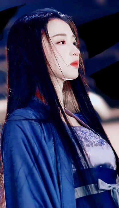 王楚然机场大战行李箱没有助理代劳,自己攥登机牌还帮捡散落物品,王楚然真的不端着。