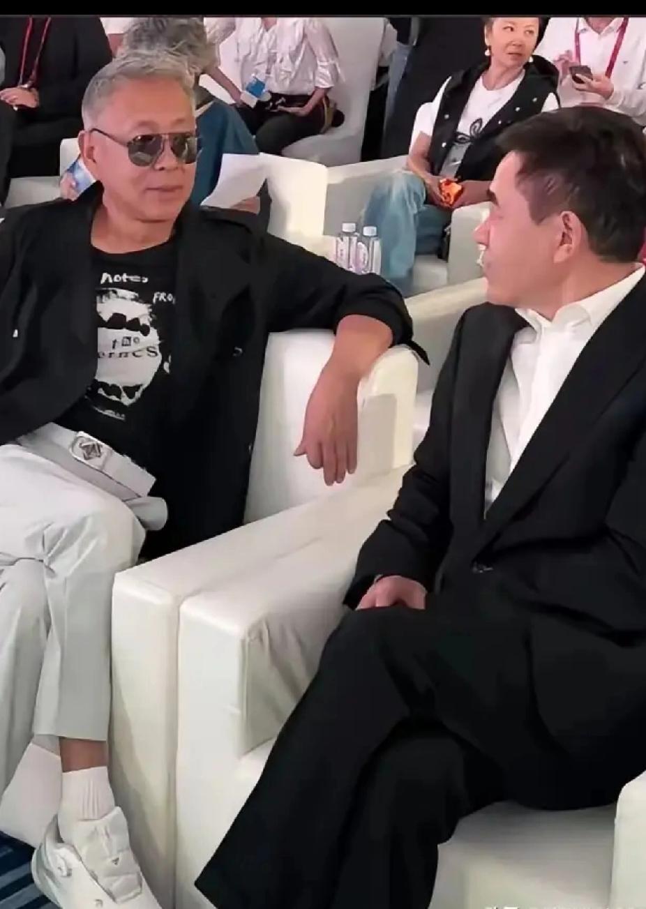 不要与戴墨镜的人交谈，他们没有礼貌！不知道这句话用在陈道明身上合适不？总感觉陈