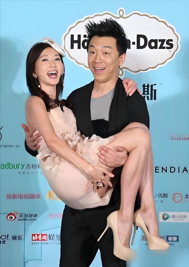 蔡康永抓过麦克风冷脸砸下一句，这是我家，不是你家。台下的刘德华瞬间后背僵硬，张曼