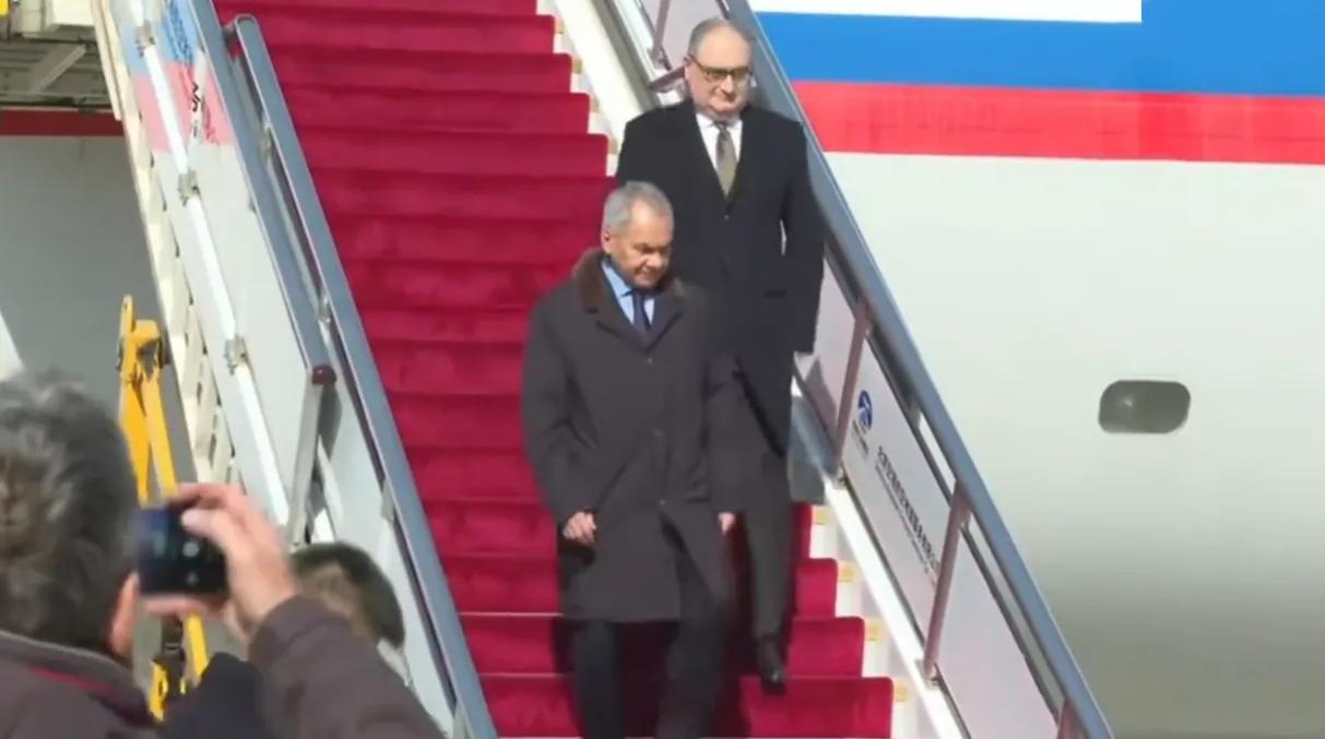 俄罗斯安全委员会秘书长绍伊古访问缅甸，缅甸接机人员脚上穿的人字拖引起人们的好奇。