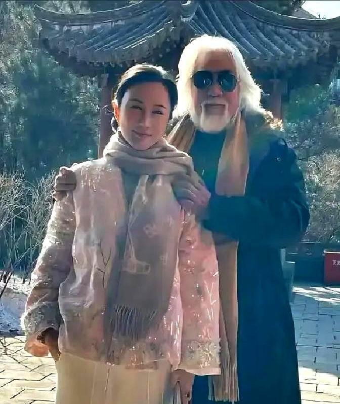 别再信滤镜里的恩爱了！张纪中75岁娇妻在机场累到崩溃，素颜带娃一路狂奔，竟直接