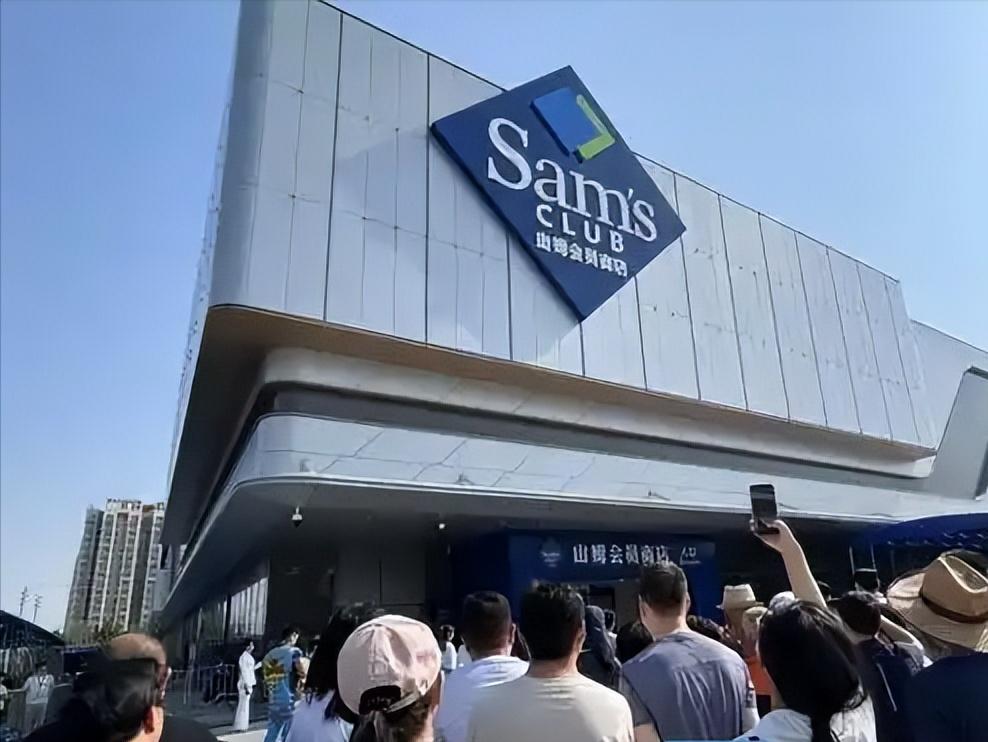 大家都喊实体店快凉了。结果山东上演了一出大戏。一家超市开业，进门得先交260元。