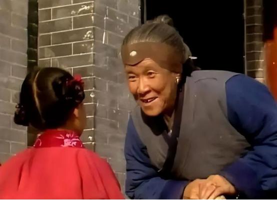 演活刘姥姥的沙玉华去世了，了解到她的死因，我心里顿时空了一块。早上刷到欧