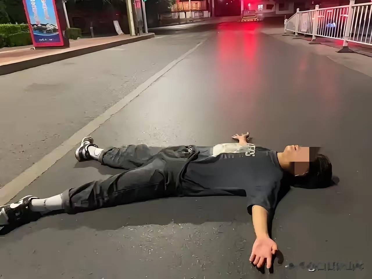 讹天讹地讹空气！”辽宁鞍山，男子跟单位请假，说家里有事，单位批准。次日，男子被人