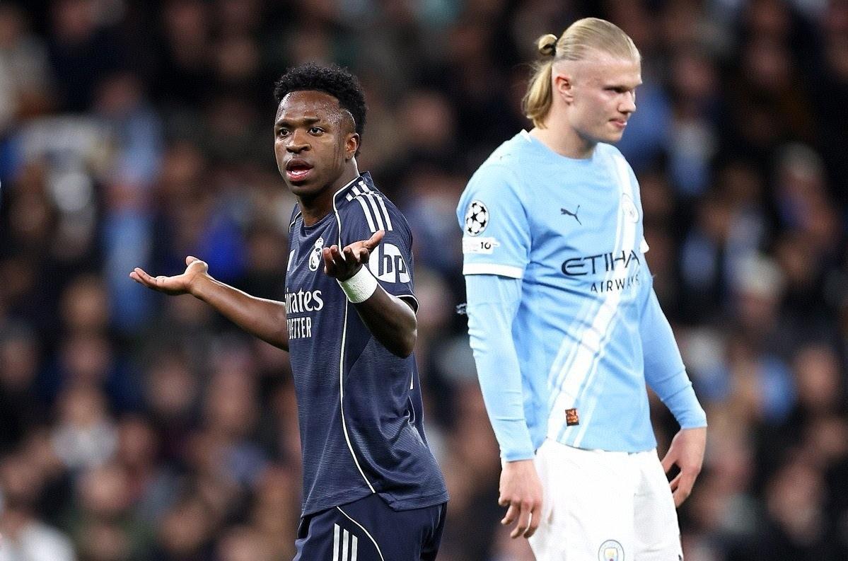 维尼休斯梅开二度，哈兰德破门，十人曼城主场1-2不敌皇马，被双杀淘汰出局，皇马晋