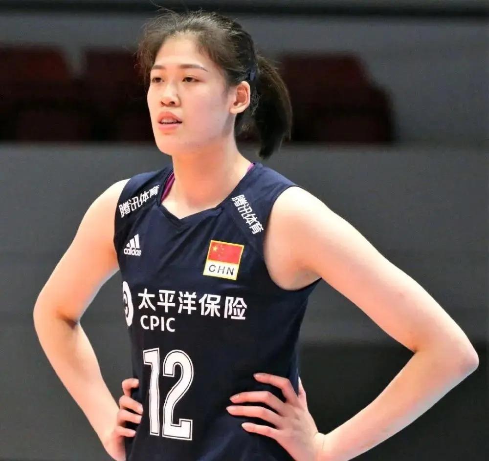 假如龚翔宇因伤病退出女排，新的队长人选将在以下三位选手中产生：1，李盈莹（2