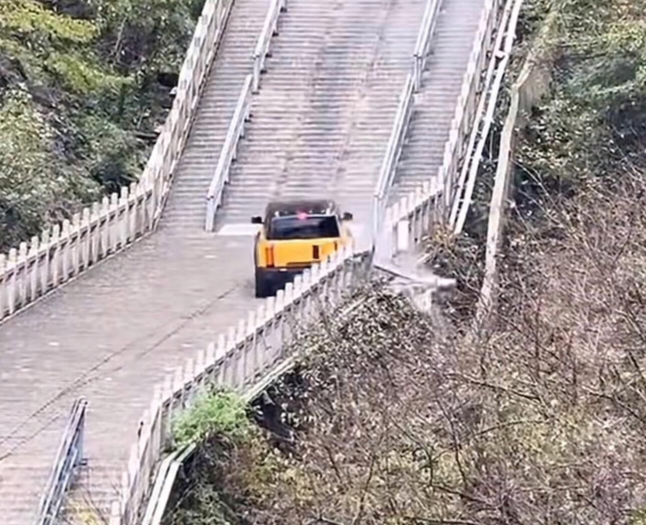 原来是安全防护绳脱落缠住车轮，动力受限了。