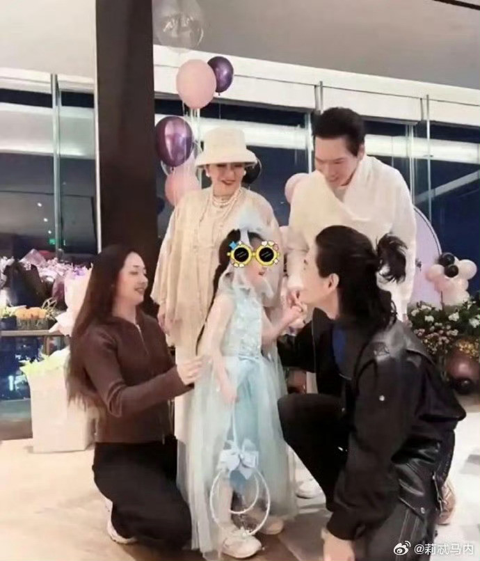 郭碧婷向佐带女儿为向太庆生，陈岚嘴角笑开了花，不过向佐还留着小辫子，没有穿女装，