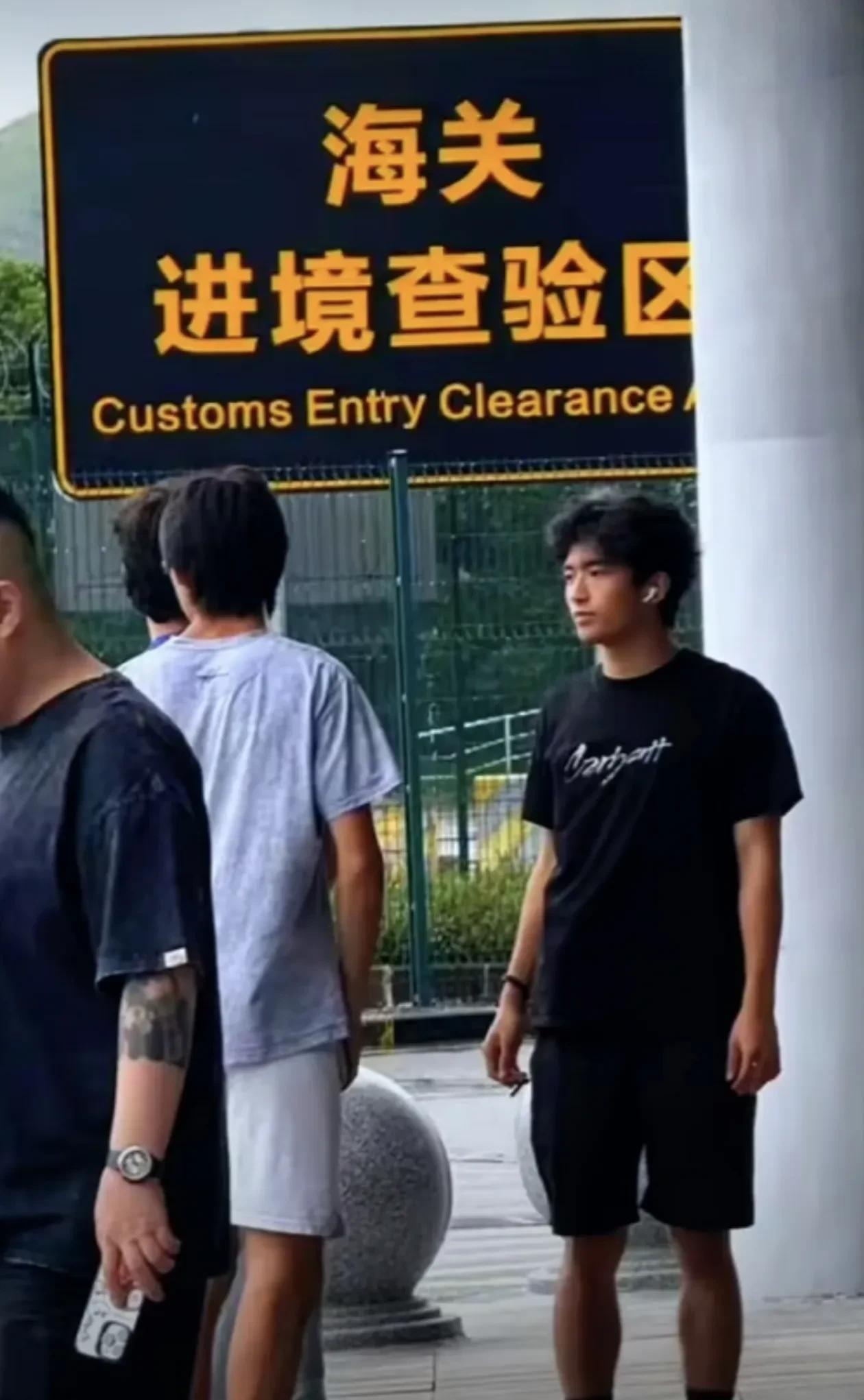 谢霆锋的大儿子谢振轩，可能喜欢粘着爸爸谢霆锋一些，每年谢霆锋带儿子出去旅游，谢振