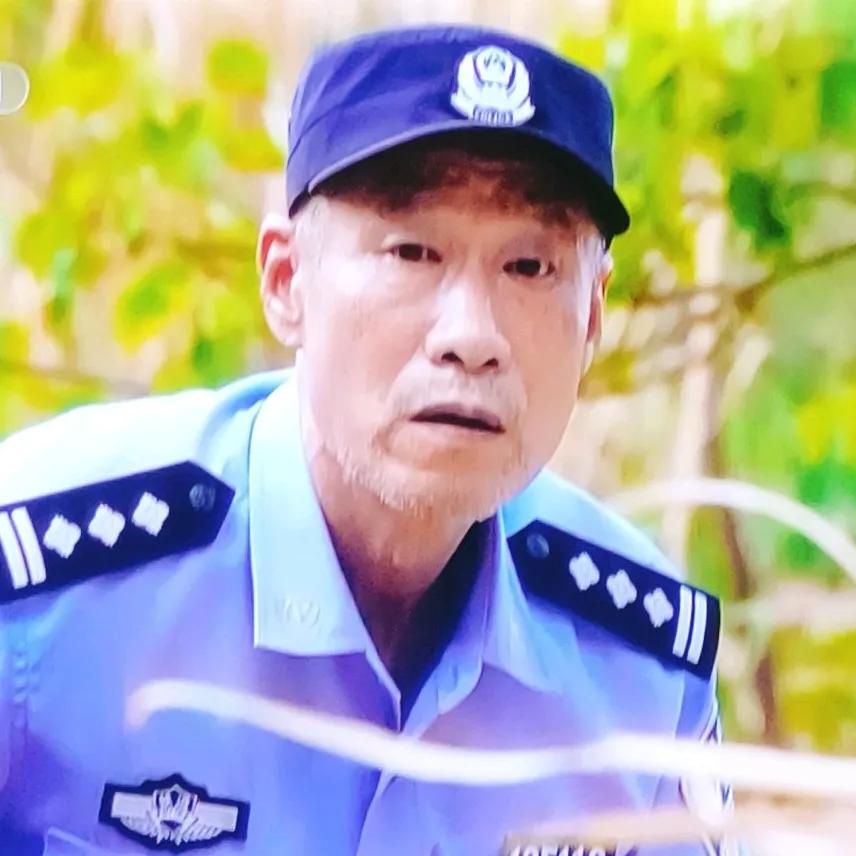 电视剧《驻站》的第三集里，驻东寨货站的警官孙二勇，为了抓捕犯罪嫌疑人英勇牺牲。