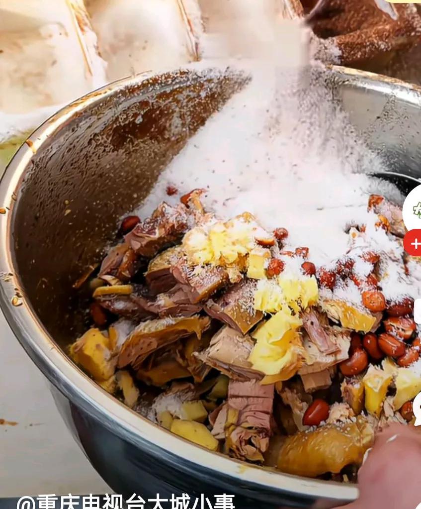 女子街边买凉拌土鸡，特意叮嘱老板少放点料，老板说可以，结果老板嘴上说了可以，