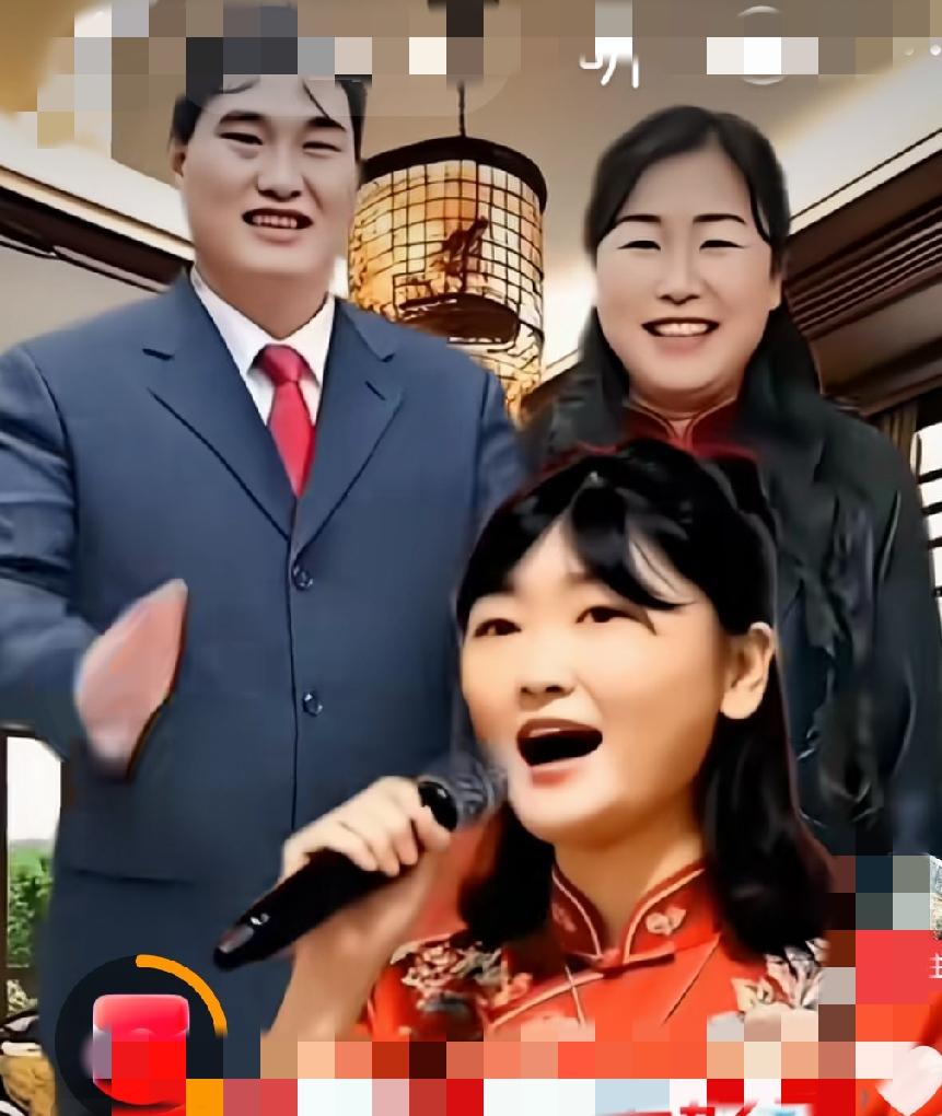 这是草根歌手朱之文和妻子女儿合影照片。朱之文凭天赋好嗓子，歌声飘到大江南北，深