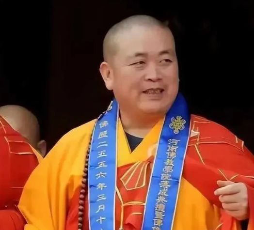 惊！网传少林方丈释永信被带走调查？知情者：或许另有隐情最近，网上突然传出一个重