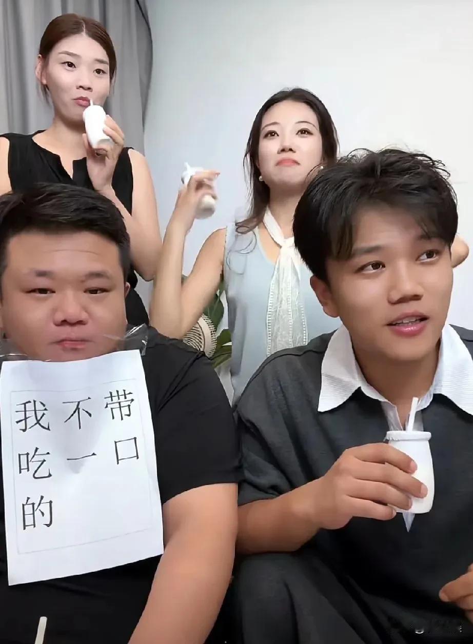 谢清帅，今晚直播，不同的是大哥大嫂还有二妹也来了，大哥还不能吃一口，桌子上都是好