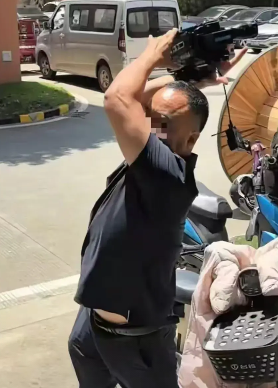 谢某推搡记者砸毁相机后道歉，他不是知道错了，而是看到相机价格后害怕了，因为看