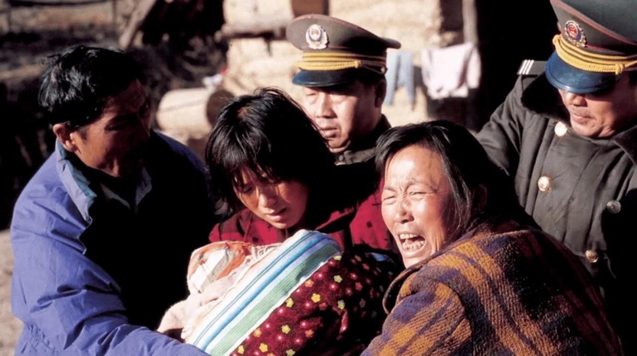 1991年秋，人贩子靳学习被捕，交代了被拐卖的妇女的下落。当即，王陵派出所的民警