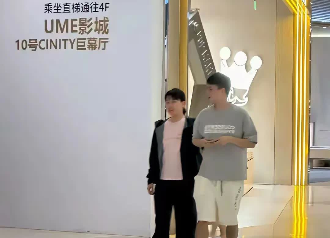 同同夺冠后回到北京，虽然只有一天时间就又出发了，但是还是跟七号去看了场电影，享