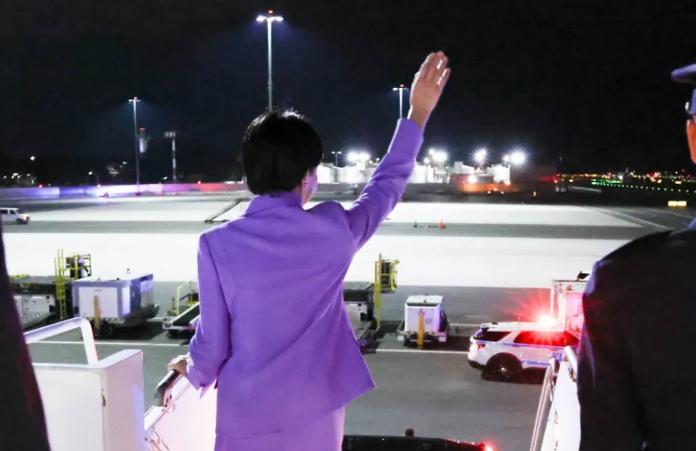 带着5500亿美元，高市早苗刚落地美国，就出了个大洋相一个人对着空荡荡的停机坪