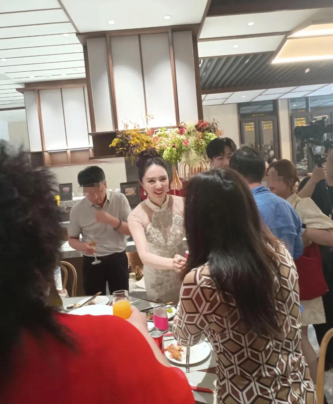 董璇婚礼现场照片流出，是今年6月21日在男方老家举办的，这届网友太厉害了！据