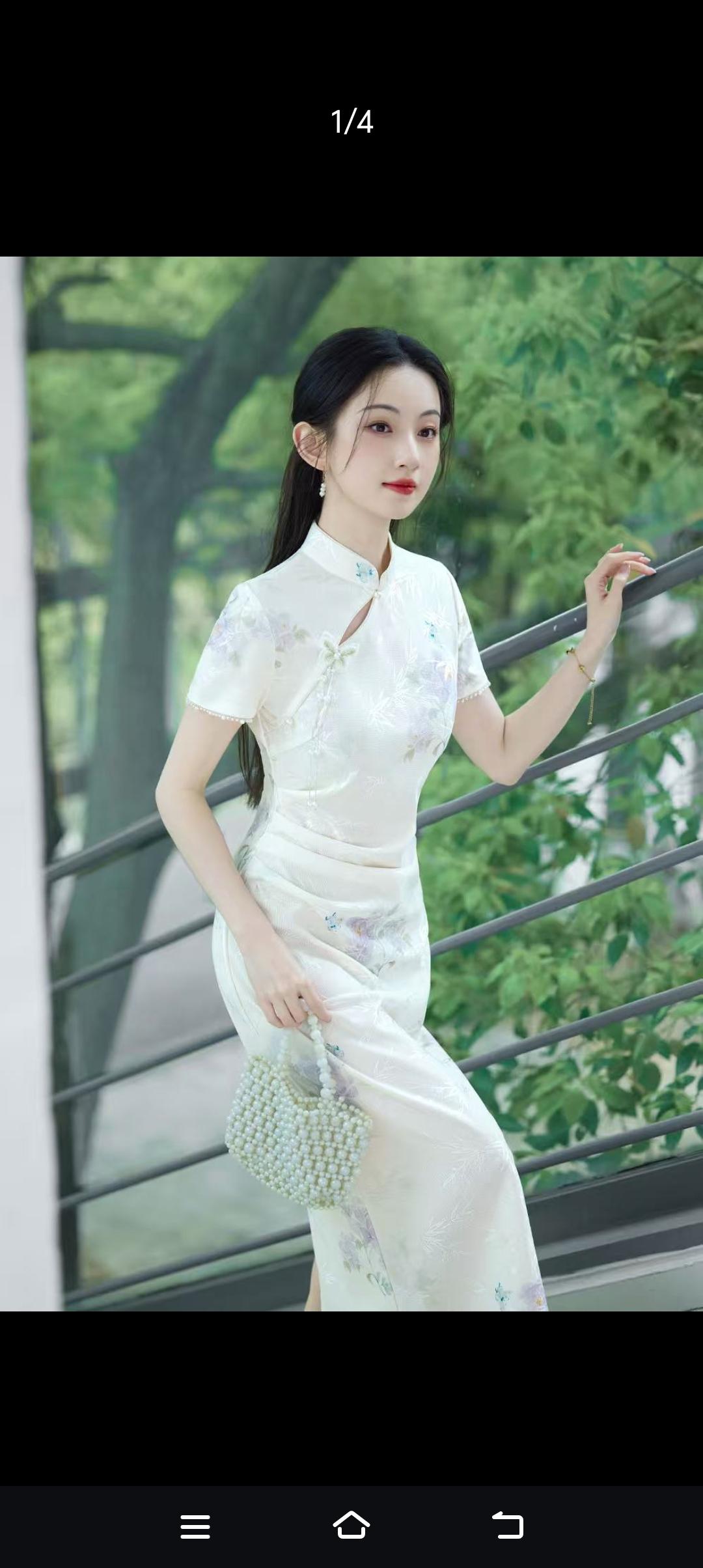 记录我的2026旗袍少女优雅身姿，玉手抚栏杆，青衣拂绿影，尽显东方韵味。