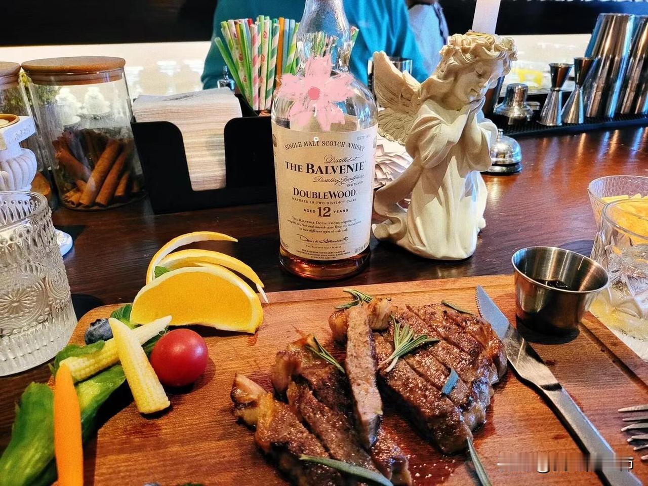 过年带女朋友回家就是一场审视女朋友精心的拿了很多礼物来我家，到家后放下东西去洗