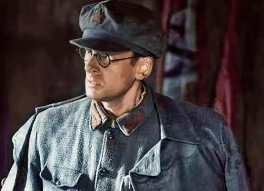 1937年，李德以不适应延安生活为理由想返回苏联，伟人劝他说：“苏联正搞大清洗