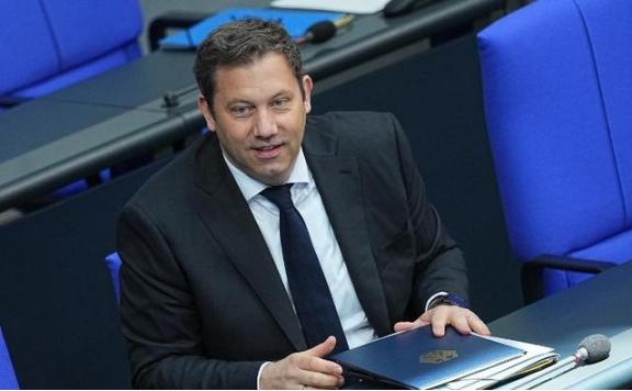 德国财长克林拜尔最近的两句狠话，把中德经贸关系推到了舆论风口。访华前一句“我