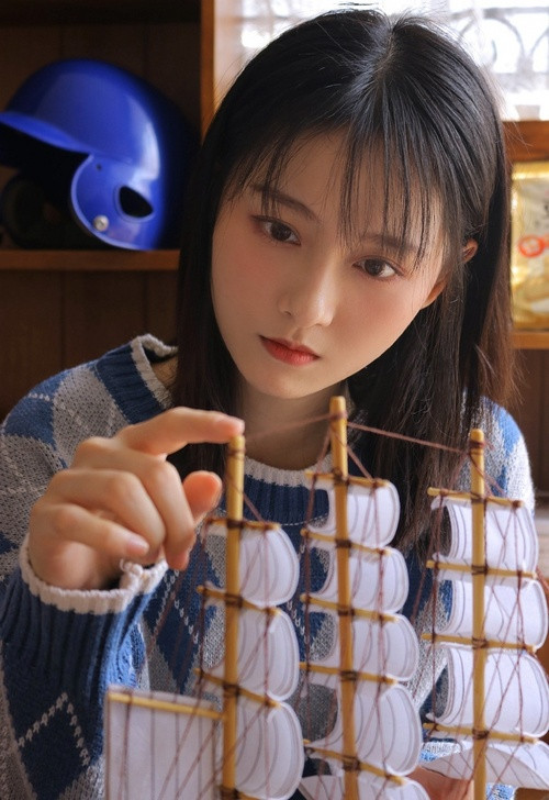 笑话：晚上睡觉，丈夫转身搂住妻子说：“来不？”妻子当场笑出声，伸手把丈夫脑袋往