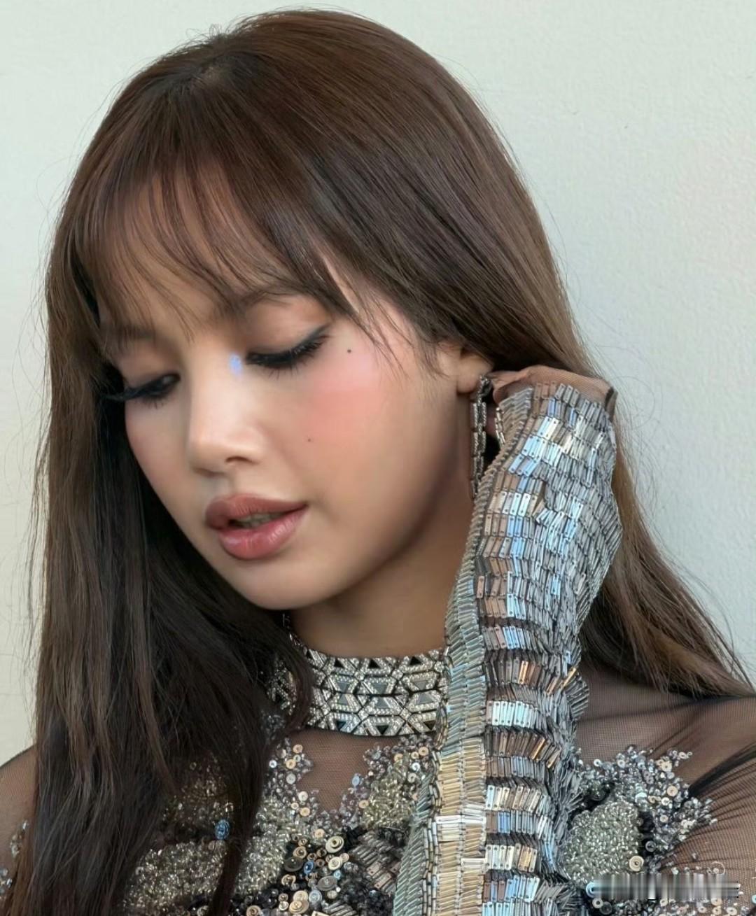 这身材，这气质，Lisa完全是行走的时尚icon啊！[比心][比心][比心]