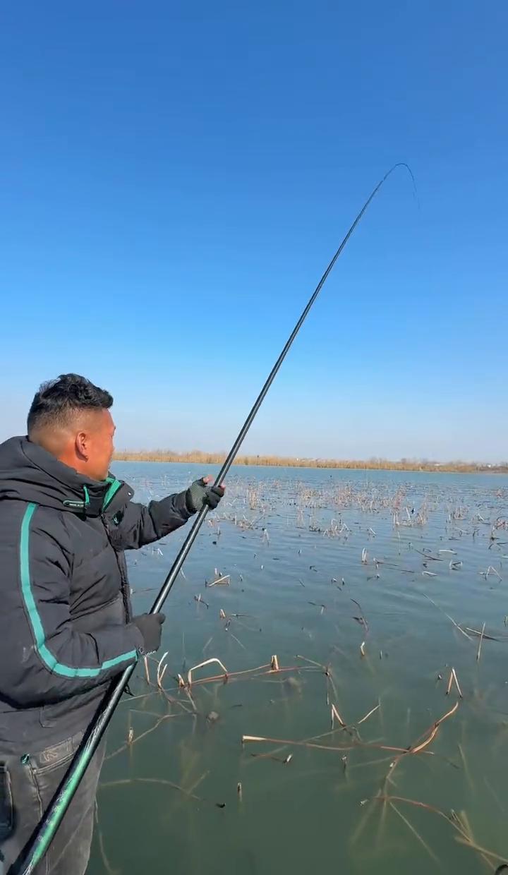 我今天刷到个帖子，差点没把我气乐了。一位钓友兴高采烈地晒他用光威晨湖plus钓