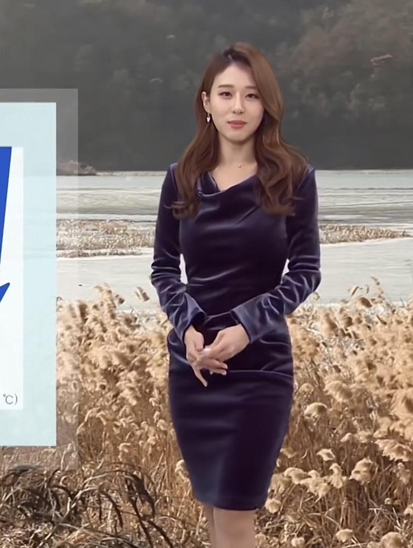 今天主持人这身好看吗？大方得体装扮随意穿都好看