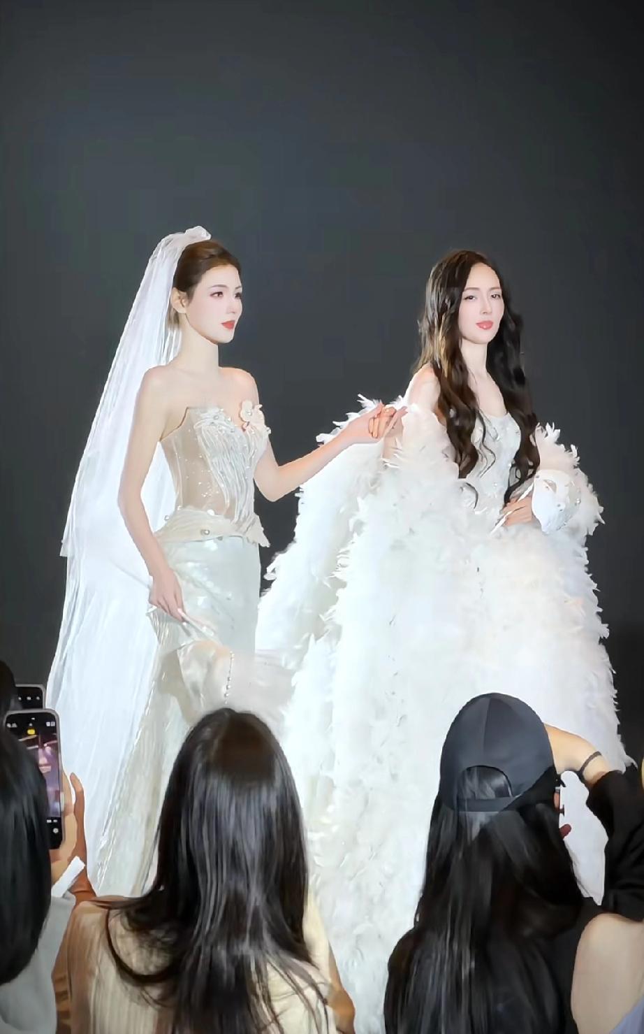 郭碧婷和张予曦同台比美，两人穿婚纱亮相桂由美大秀。34岁的张予曦穿着一条抹胸鱼尾