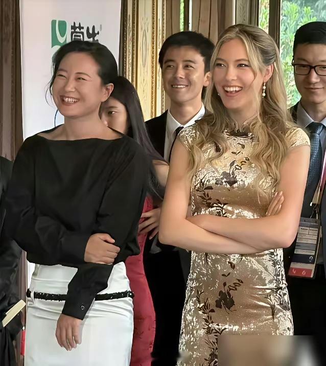 贾玲亲口认了，那100斤，确实白减了。闭关一年，饿到109斤，腹肌都练出来了。