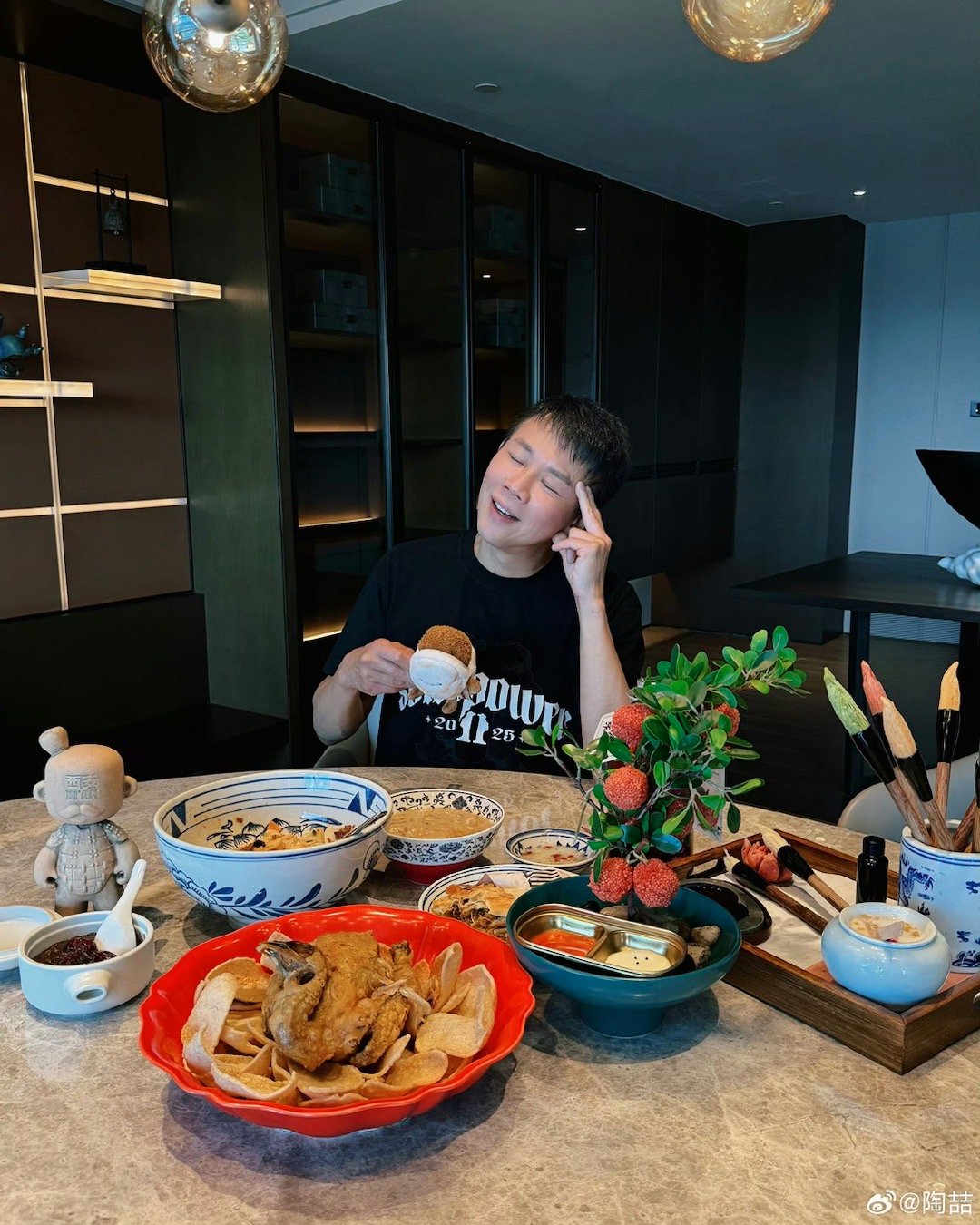 陶喆来了西安也得晕碳西安碳水的魔力有多强？看陶喆就知道！从舞台上的深情歌手，到