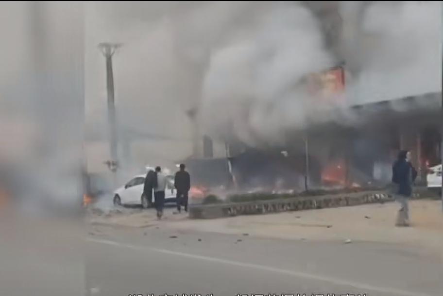 湖北鞭炮，夺走12条生命，其中有5人未成年，除了卖炮老板，其他都是顾客。15日