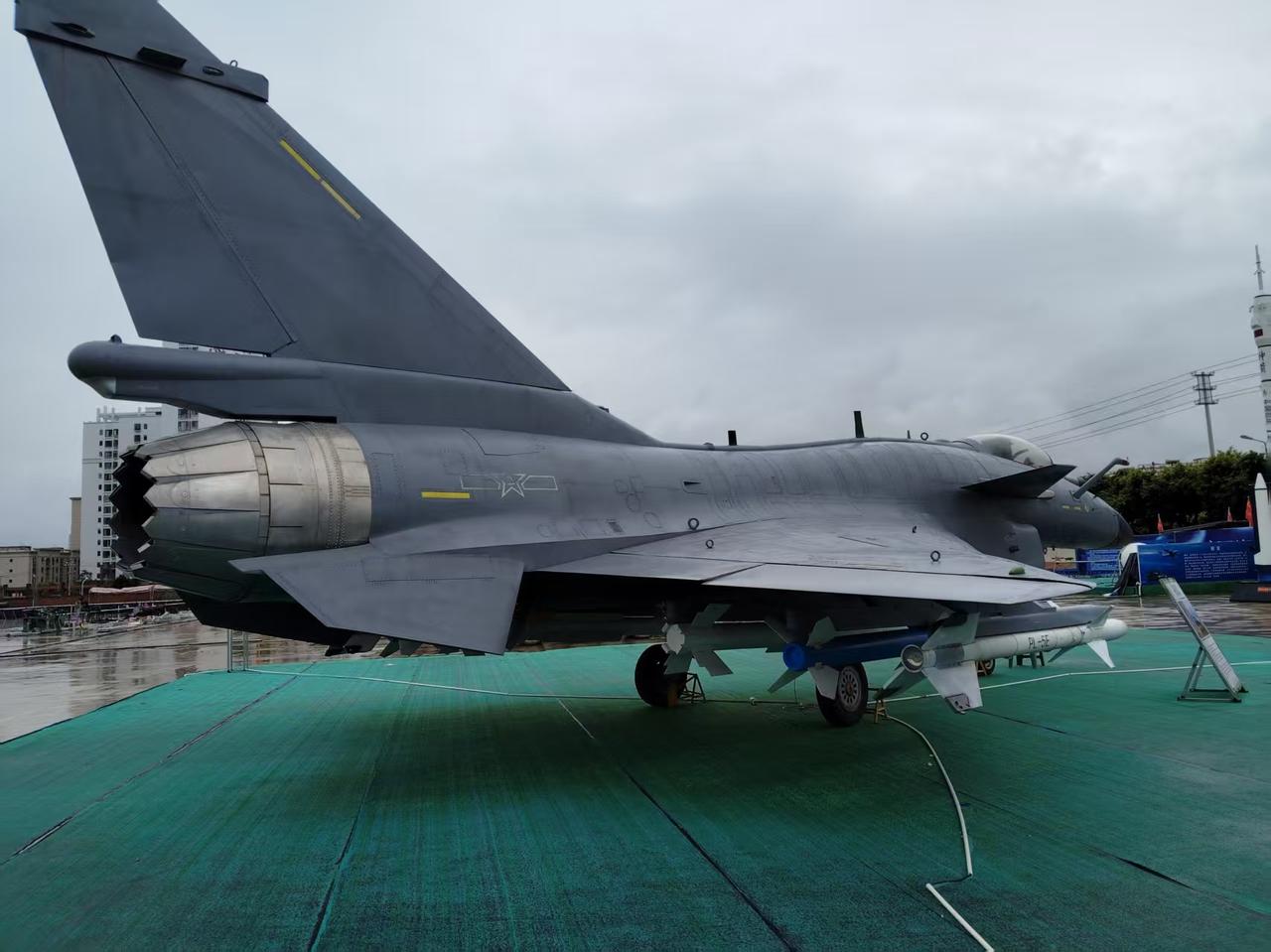 阿三:我出阵风。巴铁:我出歼10。阿三: