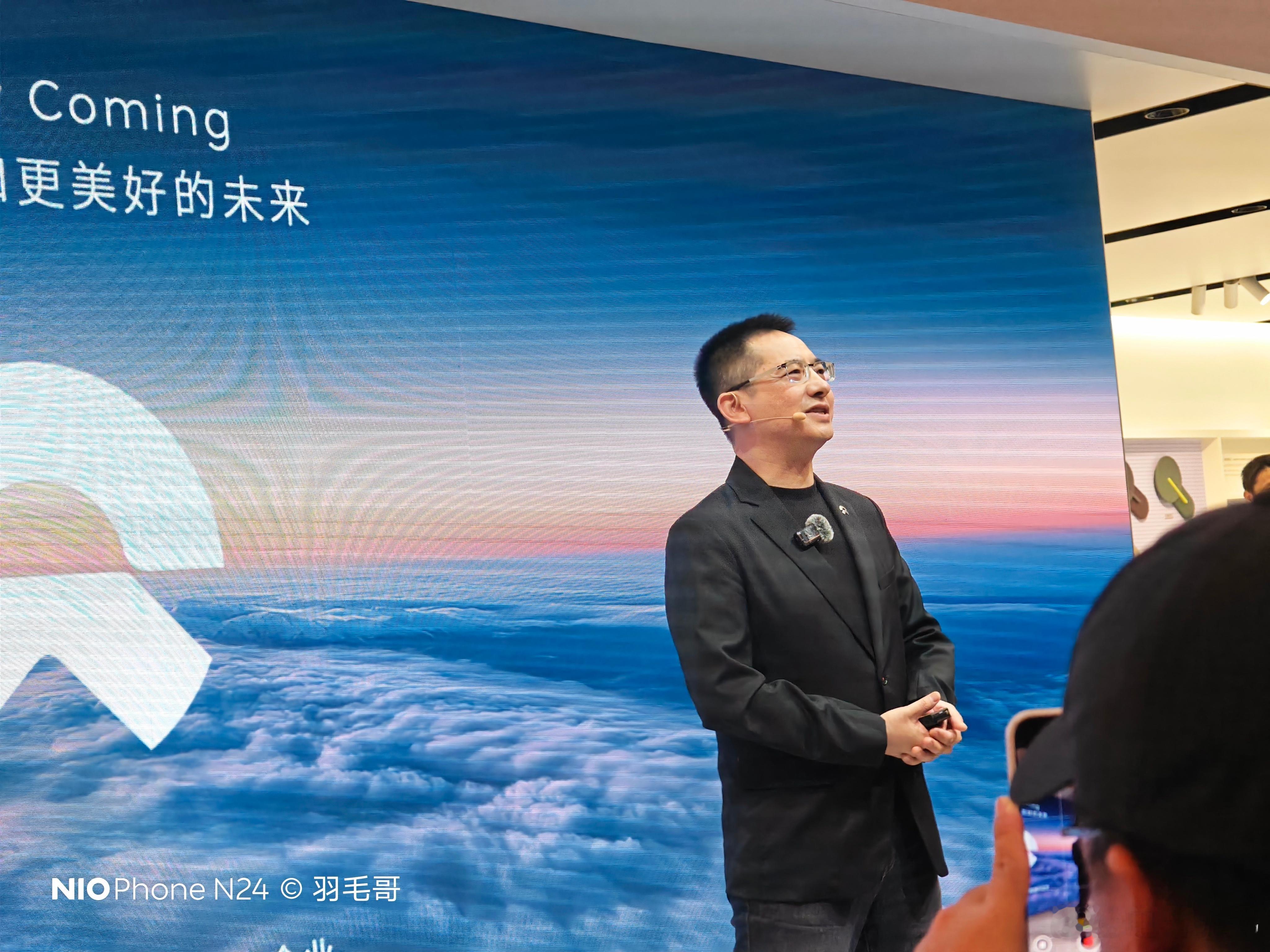 蔚来全系标配100度电池，包括5566等。蔚来标配长续航版本官降3万8蔚来标配1