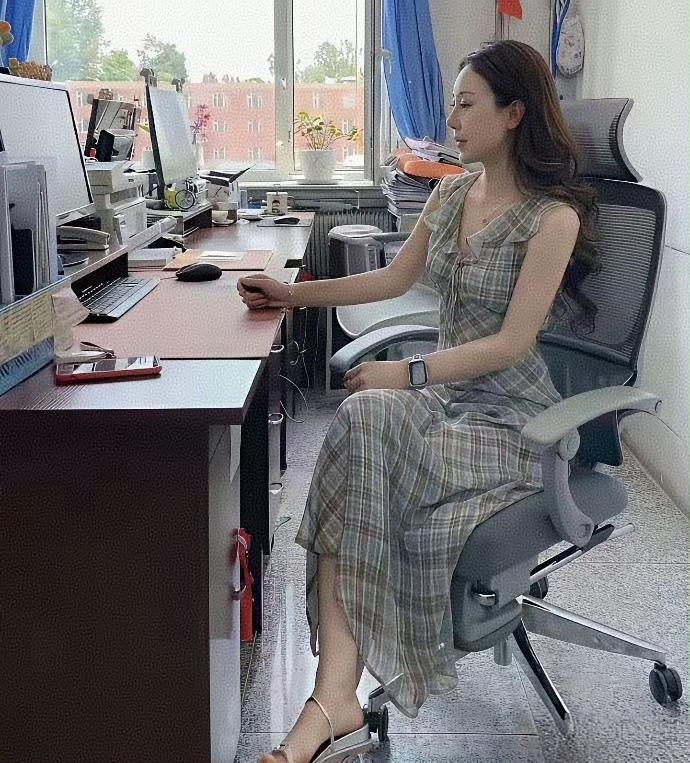 体制内，这个美女，是多大级别领导？