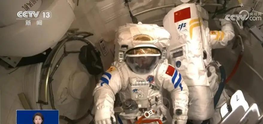 近20名航天员签名的航天服，堪称国宝宇航员航天服1月19日，中国载人航天办公