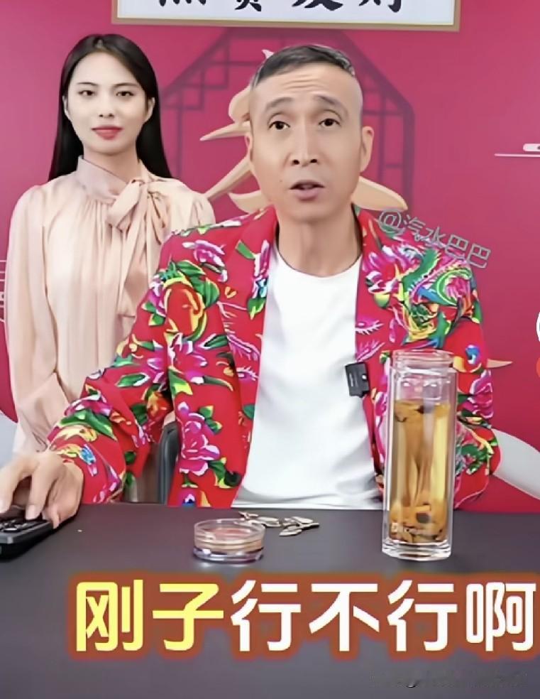 杨议搭伙条子又补了一刀，调侃起郭德纲，有人问刚子那表现行不行啊？条子表示这事儿咱