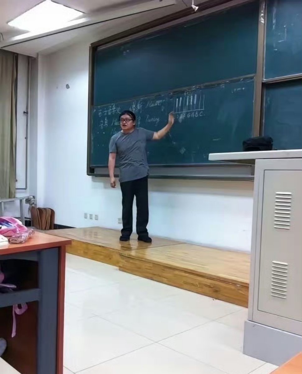 刘欢老师在对外经贸大学任教期间，为人特别的低调。每次快上课的时候他都会提前进入教室，他从始至终不提自