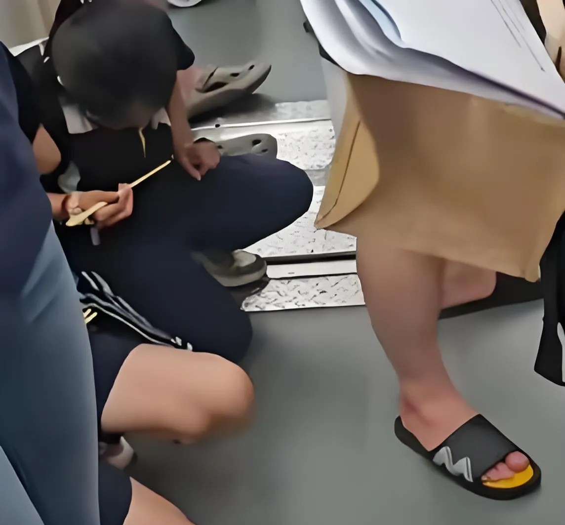 地铁上的一幕，惊呆了。