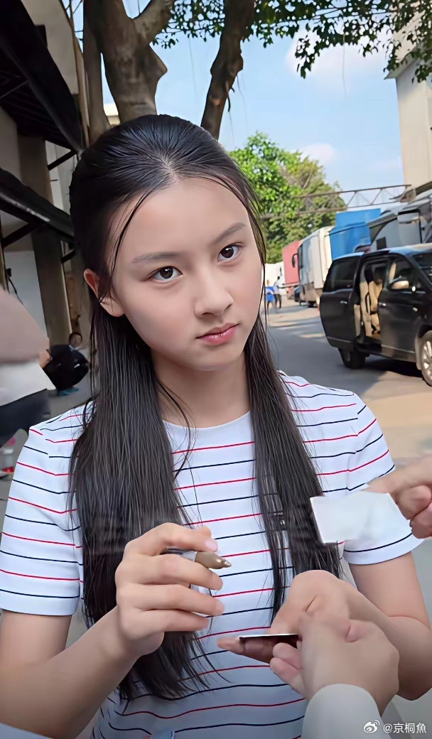 网友说网红七七长得和妈妈越来越像了，脸部留白变多了…童星的脸很容易长歪