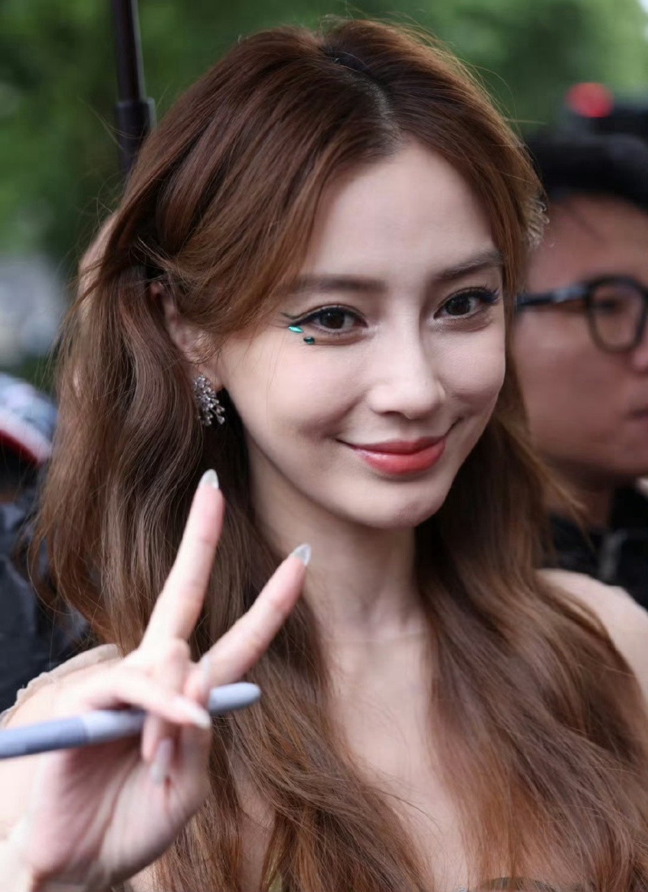 娱乐angelababy高定周生图Angelababy流苏高定​妈呀别