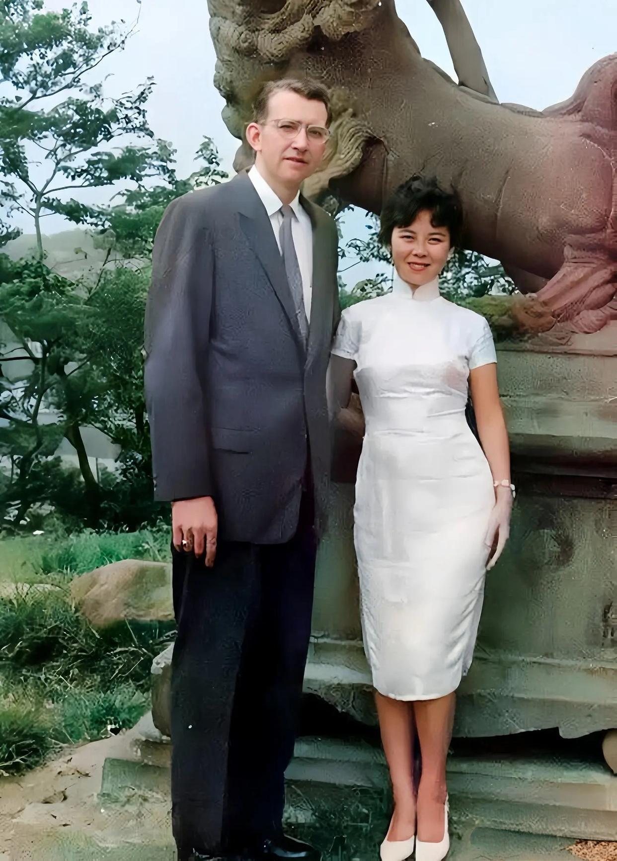 六十年代老照片，费翔父母珍贵合影。父亲费伟德身高一米九以上，西装挺拔英俊，费翔