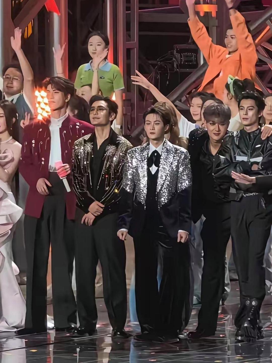 从这张大合照来看，黄晓明原来也不矮呀，之前他的身高总是被黑，现在看来，他在一众男