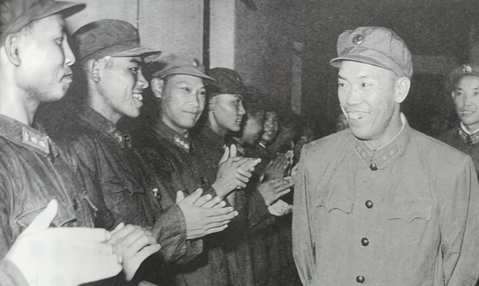 到了晚年，开国中将梁兴初回忆：“我两次去毛家湾，第一次与张国华同志一起过去，只喝
